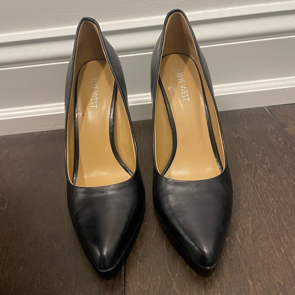 Nine West Black Leather Pump Size 6.5